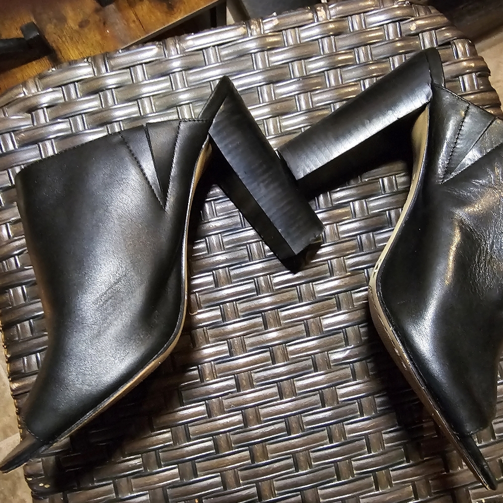 Black Open-Toe Block Heel Mules - Womens - Picture 9 of 14